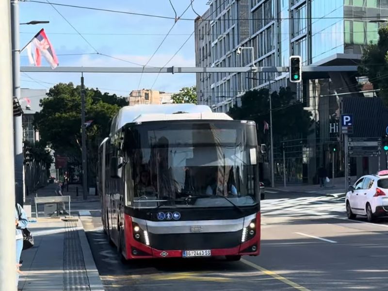 Kada autobus stiže na stanicu